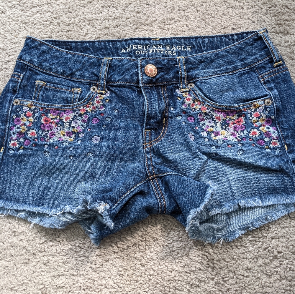American Eagle embroidered festival shorts, size 4